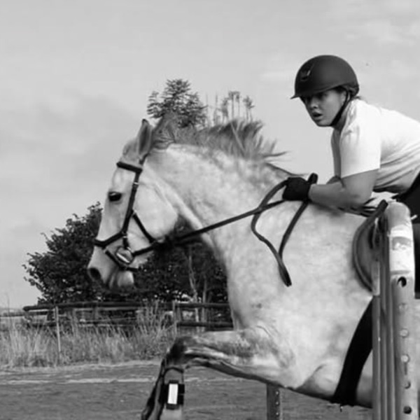 Emma, fondatrice de l'Écurie du Frêne d'Ana, à cheval